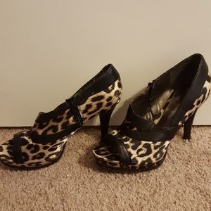 Peep toe pumps